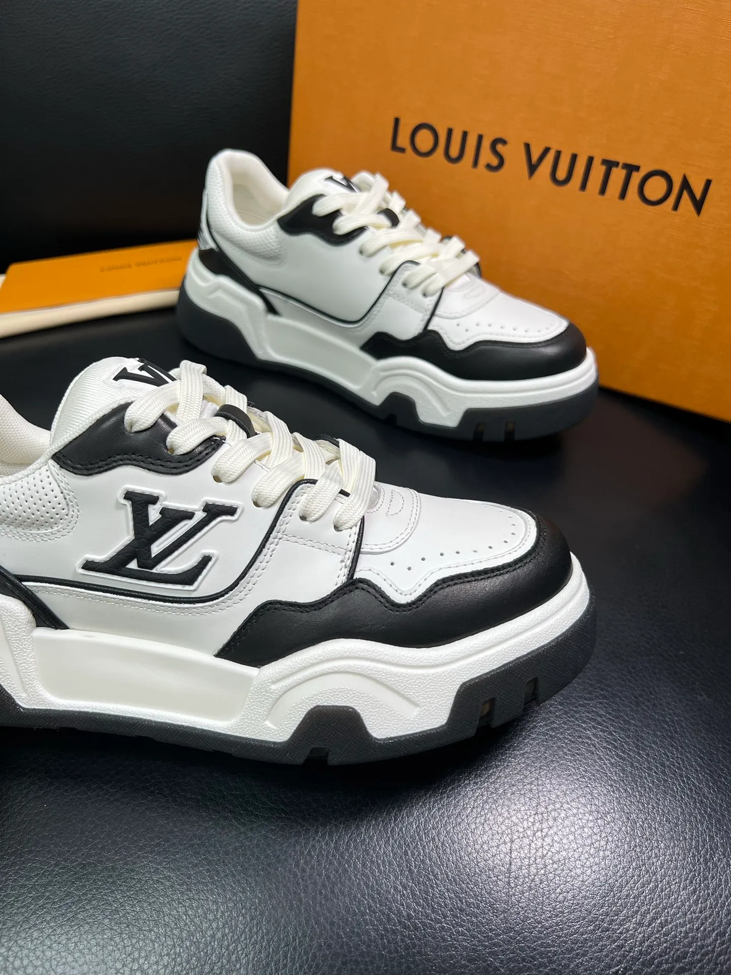 Men's shoes 💰900 Lv top purchase Louis Vuitton, counter synchronization, uppers imported from Italy cowhide, imported mesh padding soft and comfortable, soles: original soles specially provided by the original factory, T men's shoes 💰U exclusive movable molded soles super comfortable, original factory and single goods, high quality, welcome to compare, code number 38-44 (customized 45) 85883